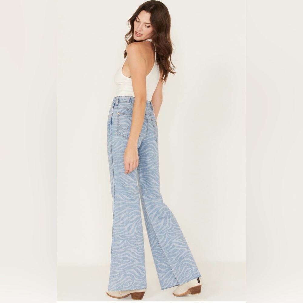 WRANGLER Women's Meow Laser Tiger Print Wanderer Flare Jeans SZ 30/32 NWT - Picture 2 of 8
